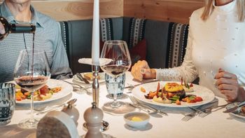 In den beiden Hotelrestaurants können Gäste Südtiroler Spezialitäten genießen.