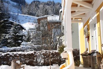 Eingang Villa mit Skilift im Hintergrund