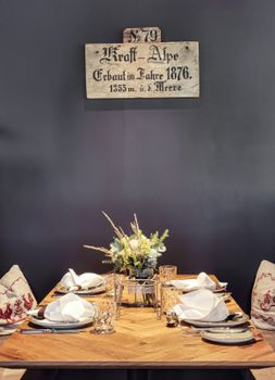 Gedeckter Tisch, Kraftalm