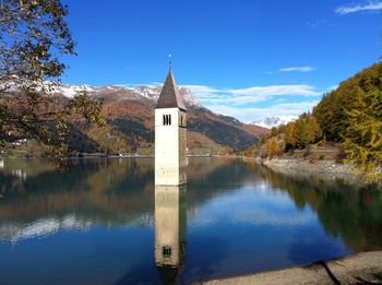 Der Kirchturm im See