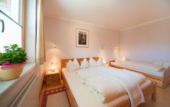 Schlafzimmer mit Doppelbett, Einzel- und Ausziehbett