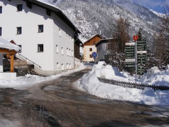 Letzte Abzweigung zum Haus Aperies, gleichzeitig auch Ihre Skibushaltestelle