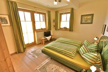 eines der Doppelzimmer mit TV / DVD-player, Ausgang auf die große Terrasse und direktem Zugang zum großen Bad