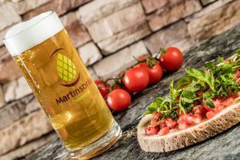 Bruschetta und Martinsbräu von der hauseigenen Bierbrauerei
