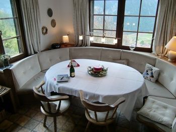 Gemütliche Ess-Ecke im großen Wohnraum