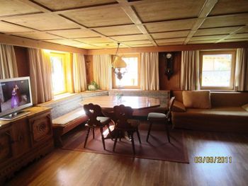 Großer Tisch im Eßzimmer für gemeinsame Mahlzeiten