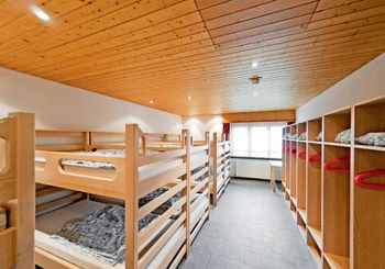10 Betten-Zimmer im DG