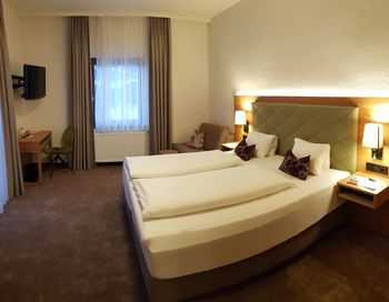 Die geräumigen Zimmer sind gemütlich eingerichtet.