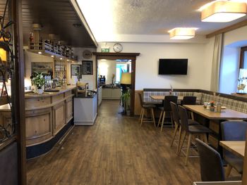 Im Restaurant wird traditionelle Küche mit regionalen Zutaten serviert.