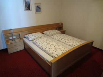 Großes Schlafzimmer