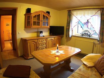 Das gemütliche Wohnzimmer ist mit Fernseher, Radioanlage u. Polsterecke gut ausgestattet.
