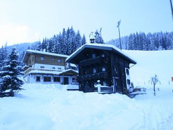 altes, uriges Kohlerhaus mit Haupthaus
