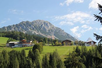 Der Reithof inmitten von Bergen Wiesen und Wald