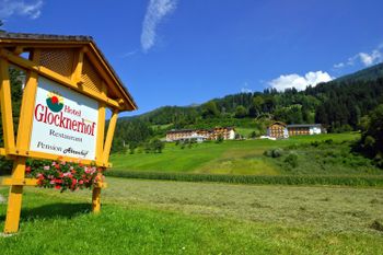 Hotel Glocknerhof vom Tal aus gesehen