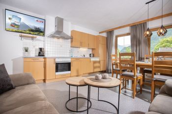 Wohnraum mit komplett augestatteter Küche