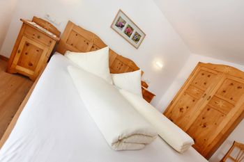 Ferienwohnen Mattle in Kappl Tirol bei Ischgl-Paznaun, Holzzimmer mit traditioneller Schnitzerei