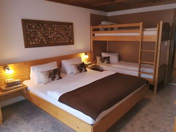 Vierbettzimmer mit DU/WC