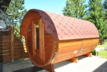 Fass-Sauna im Gartenbereich, direkt an das Gästehaus angrenzend
