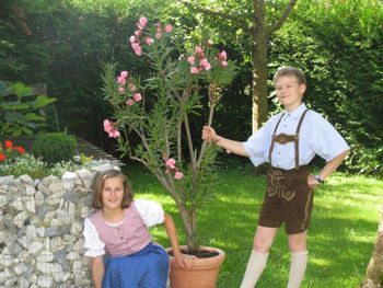 Kinder im Garten