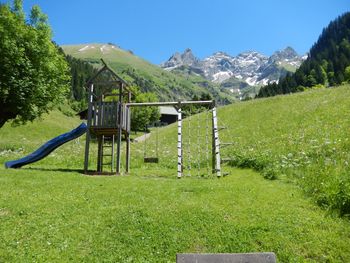 Spielplatz vor prächtiger Alpenkulisse
