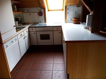 Die gut ausgestattete und ins Wohnzimmer integrierte Küche mit Geschirrspüler ist teilweise mit Granitarbeitsplatte versehen. Auch im Urlaub sollte Ihnen ein zubereiten Ihrer Speisen Freude bereiten. Sehr gerne laden wir Sie auch einmal auf selbstgebackenen Apfelstrudel und Kaffee ein.