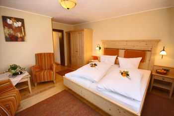 6 Doppelzimmer 28 bis 30 qm. mit, Dusche, WC, SAT-TV, W-Lan, Balkon, ruhige Lage, 6 Zimmer zur Auswahl!Kinderaufbettung im ZImmer der Elterndavon 2 Doppelzimmer Mansarde ( mit Dachschräge )