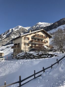 Der Sonnenbalkon von Vals mit den laengsten Sonnenstunden am Abend