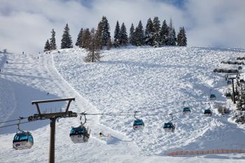 Hotel Enzian liegt direkt an der Skipiste.