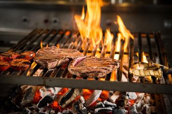 Ein Highlight am Abend: Schaukochen am Holzkohlegrill.