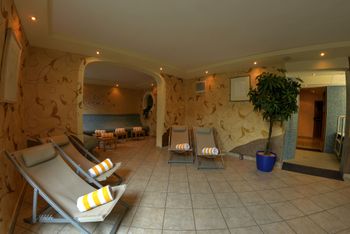 Gemütlicher Wellnessbereich mit Ruheraum und Wärmebank im Flattacher Hof