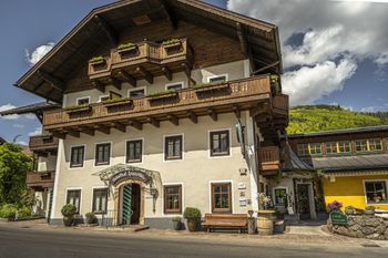 Das Hotel DAS Hintersee liegt mitten im Ort.