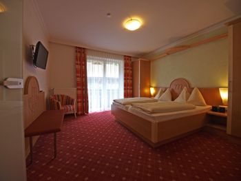 Alle Zimmer, Junior Suite, Suiten und Studios mit Balkon.