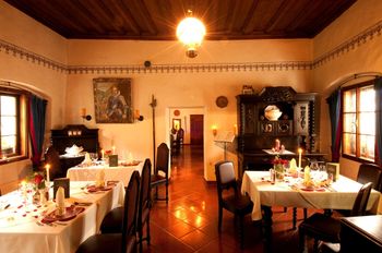 Romantischer Rittersaal im Schloss Thannegg