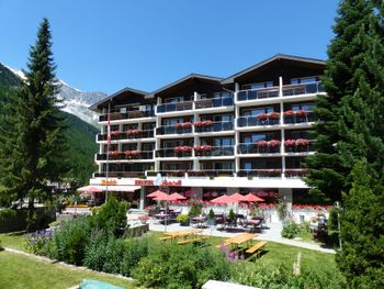 Hotelansicht im Sommer