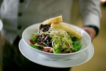 Frische Salate mit regionalen Zutaten