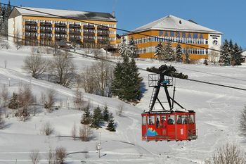 Hotel mit Schwebebahn