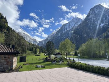 Die Pension Baranekhof liegt im Tal unterhalb des Kitzsteinhorns auf einer Höhe von 820 m.Die Stadt Kaprun ist 4,5 km entfernt. Der Zugang zum Haus ist auch in der Wintersaison bequem und einfach. Die Straße wird im Winter instand gehalten und Schneeketten sind nicht erforderlich.