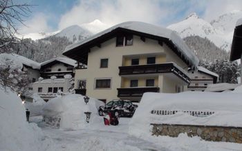 Gepflegte Pension in sonniger, ruhiger Lage, jedoch direkt im Zentrum von Pettneu. Parkplatz direkt beim Haus.