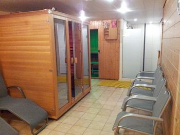 Sauna und Infrarotkabine mit Ruheraum