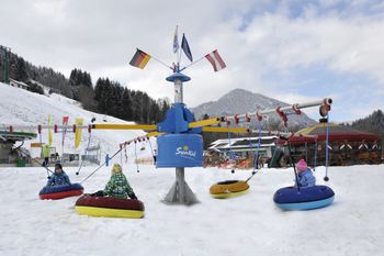 Kinderkarussell und Schlitten