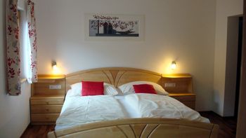 Unser Familienzimmer verfügt über zwei getrennte Schlafzimmer damit die Kinder und deren Eltern einen eigenen Bereich während ihres Urlaubes bei uns am Pöttlerhof in Radstadt zur Verfügung haben.