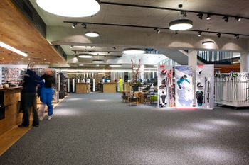 hauseigener Sportshop Porti Sport