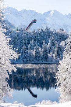 Freibergsee mit Blick auf die Skiflugschanze