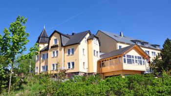 Schlossberghotel Oberhof, Ansicht von außen im Sommer