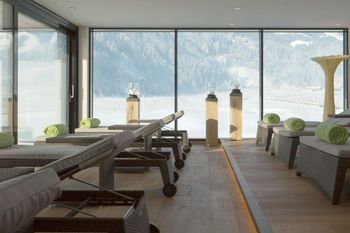 Vom Ruheraum aus genießen Gäste den Blick auf das winterliche Zillertal