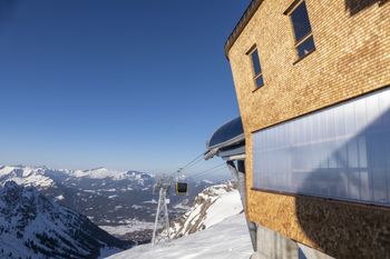 Since 2021, the new 10-seater gondola lift goes up to the Höfatsblick station.