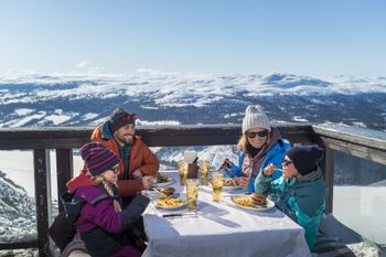 A meal is twice as good against such a stunning panorama.