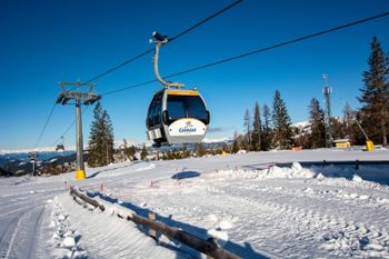 14 lifts and cable cars take visitors up the mountain.