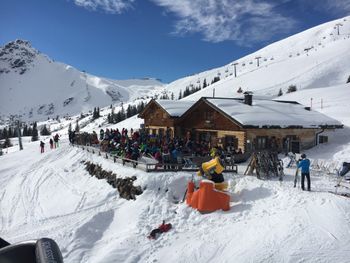 Mountain huts and restaurants are also available.