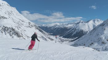 The resort is located at altitudes between 1,600 and 3,100 meters, giving it the certainty of snow throughout the season.